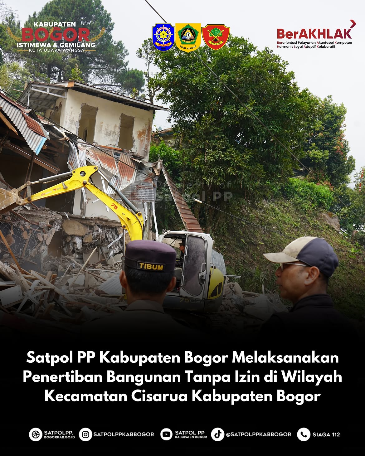 Satpol PP Kabupaten Bogor melaksanakan kegiatan penertiban bangunan liar di Kp. Naringgul, Tugu Selatan, wilayah Kecamatan Cisarua, Kabupaten Bogor.
